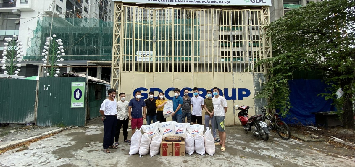 Trao yêu thưởng, gửi tình cảm, hỗ trợ CBNV khó khăn