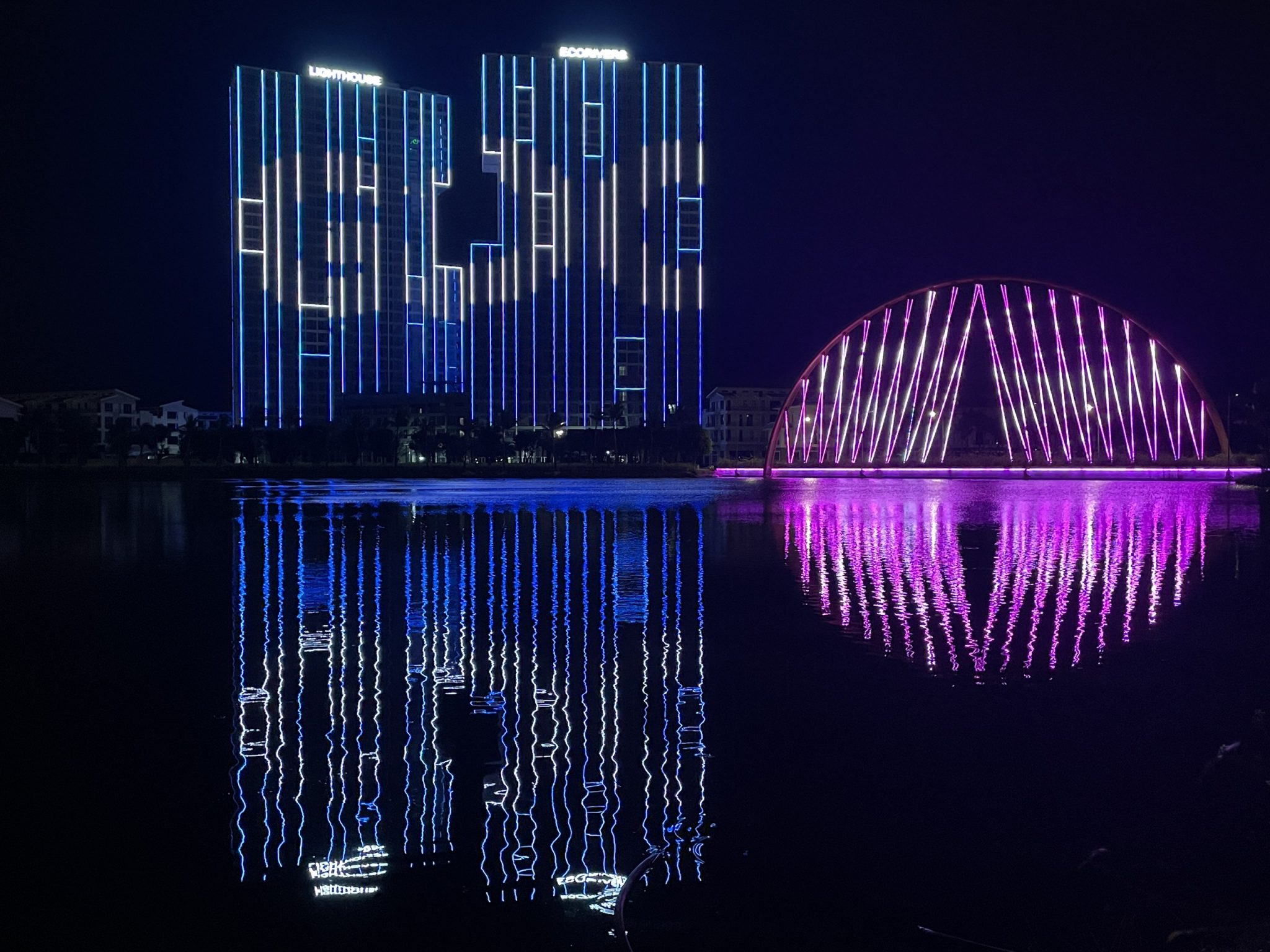 Tháp đôi Ecorivers Hải Dương về đêm